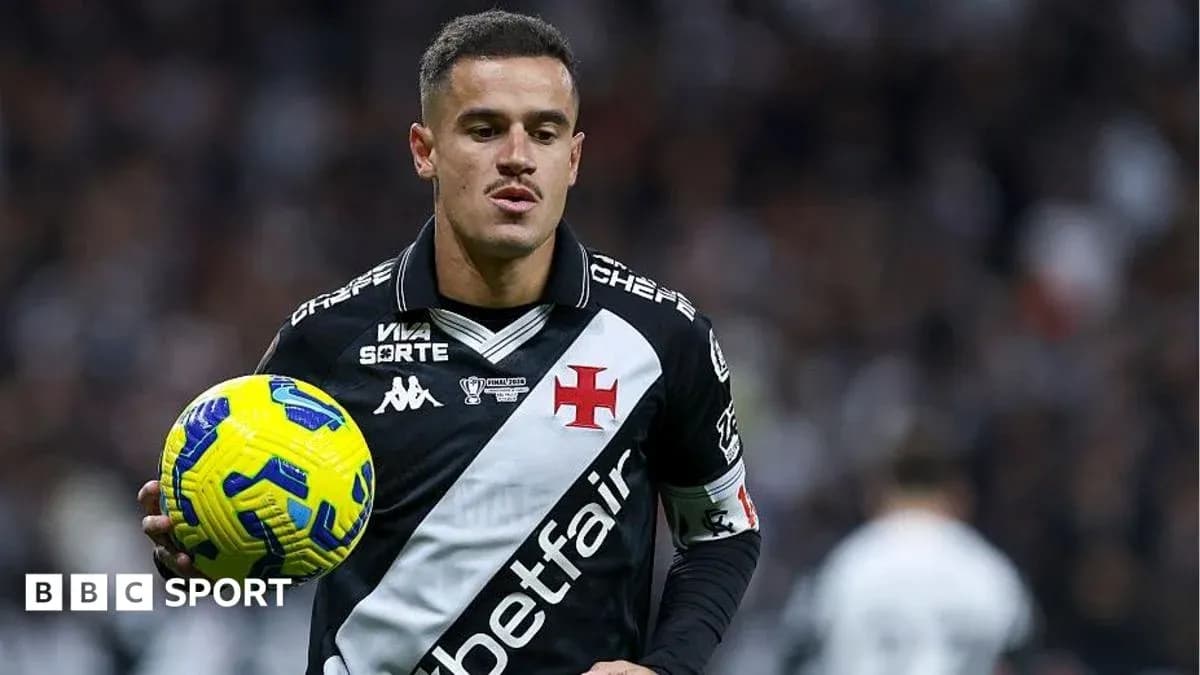 Jugador de Vasco da Gama sosteniendo un balón
