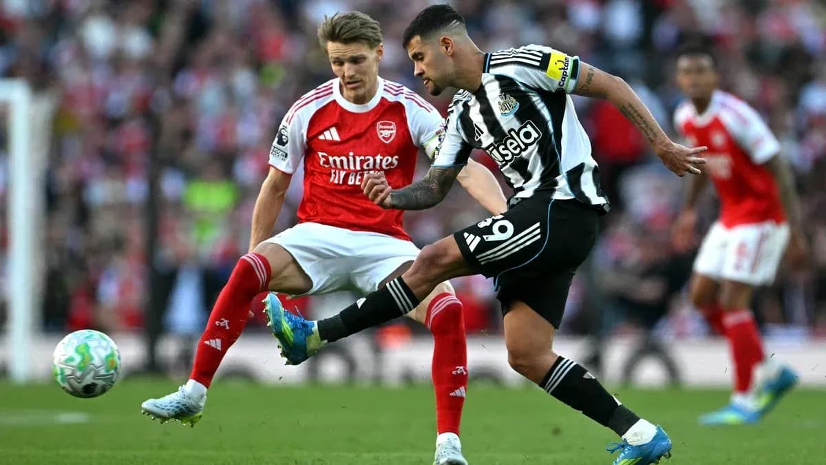 Jugador de Newcastle despejando el balón contra Arsenal
