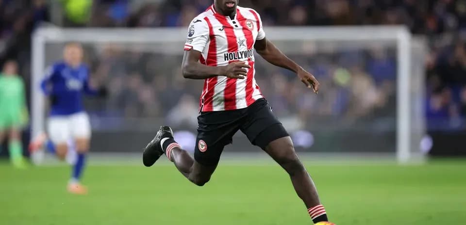 Jugador de Brentford corriendo durante un partido