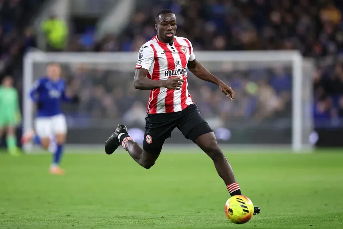 Jugador de Brentford corriendo durante un partido
