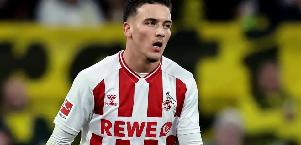 Jugador del FC Köln en acción durante el partido