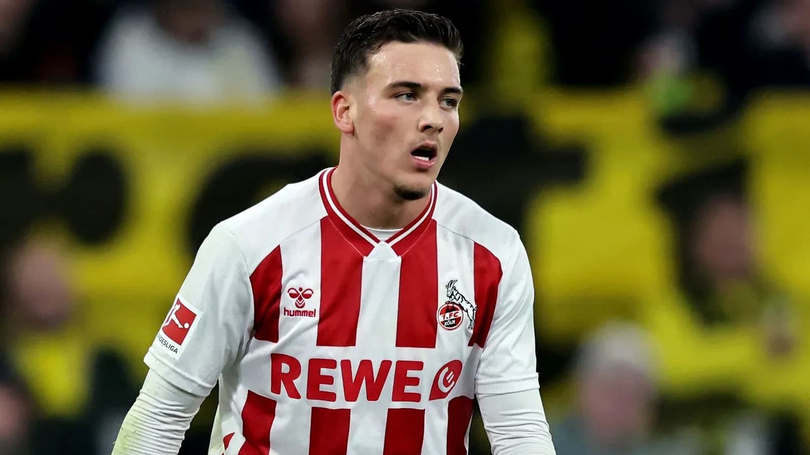 Jugador del FC Köln en acción durante el partido