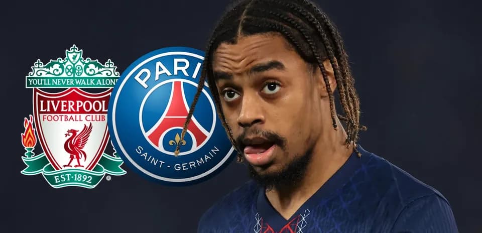 Jugador con camiseta de PSG frente a logos de Liverpool y PSG