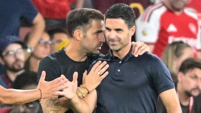 Entrenadores conversando durante un partido