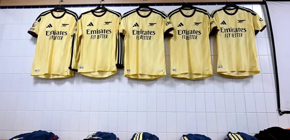 Camisas amarillas del Arsenal colgadas en vestuario