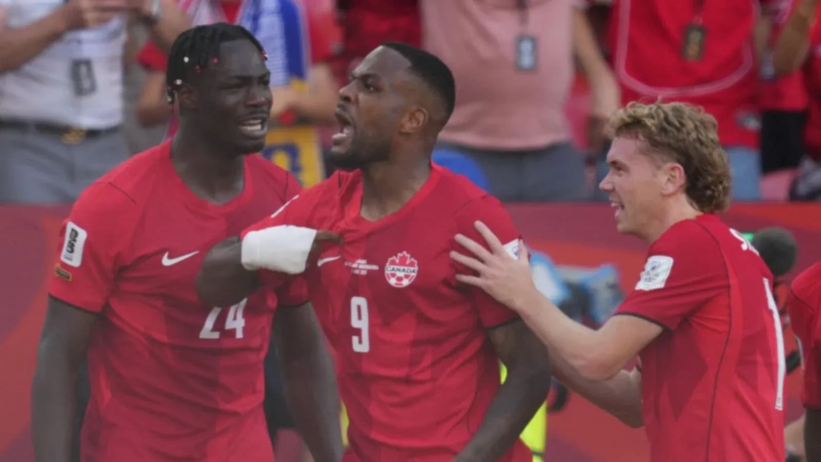 Jugadores de Canadá celebrando un gol
