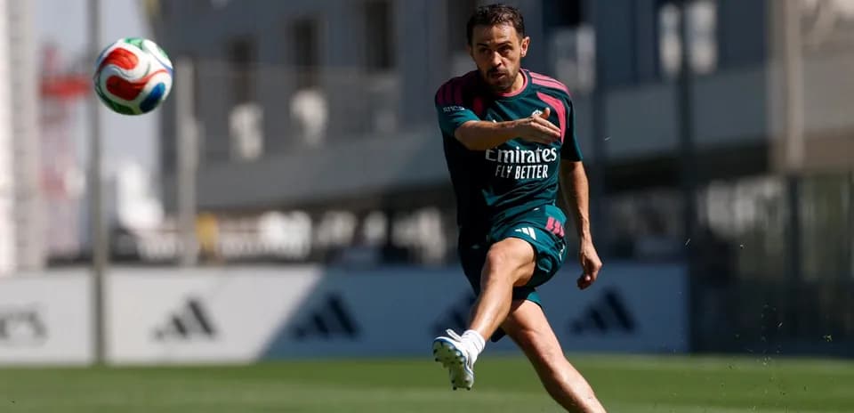 Jugador chutando el balón durante el entrenamiento