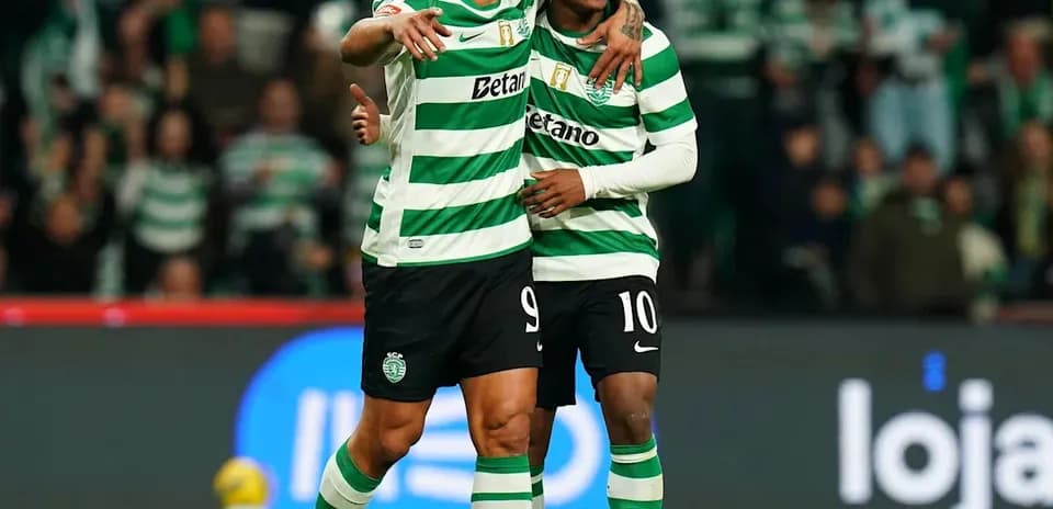 Jugadores de Sporting celebrando un gol juntos