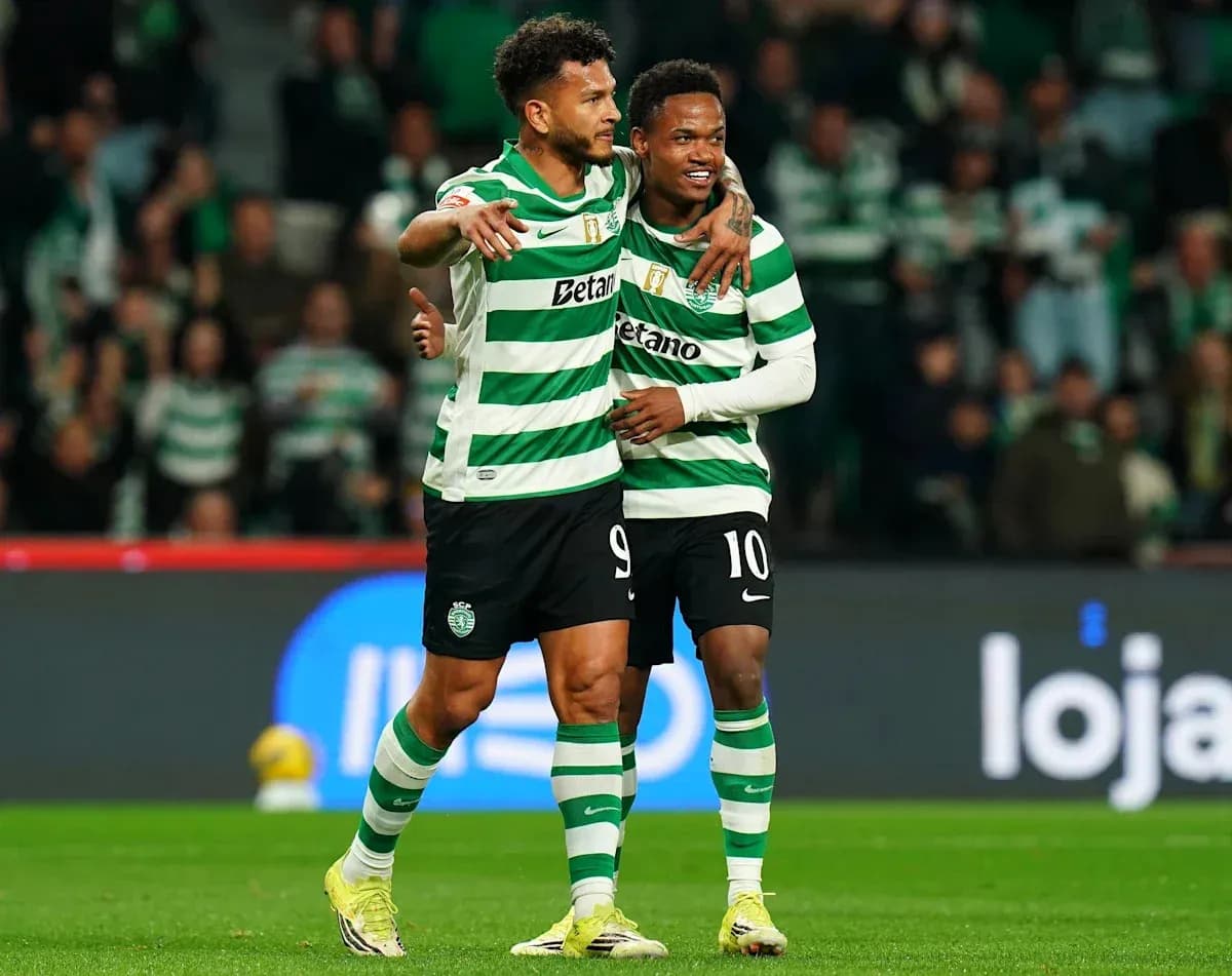 Jugadores de Sporting celebrando un gol juntos