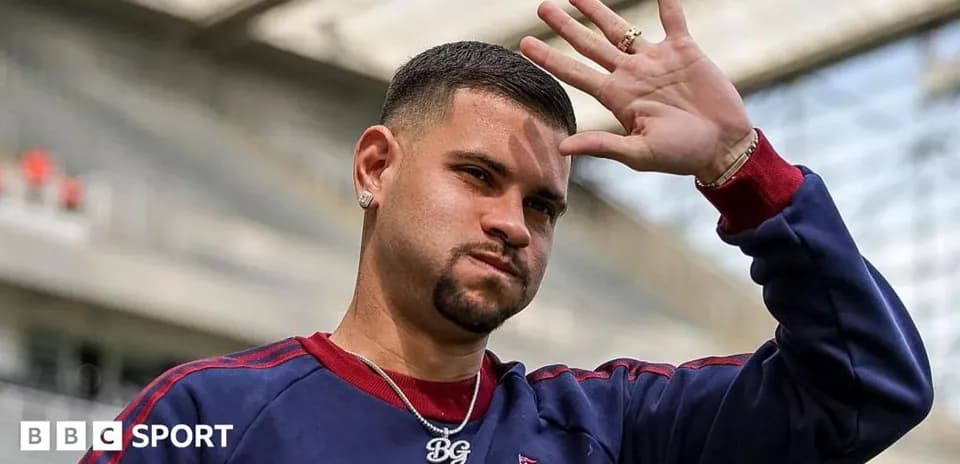 Jugador saludando en el estadio durante entrenamiento