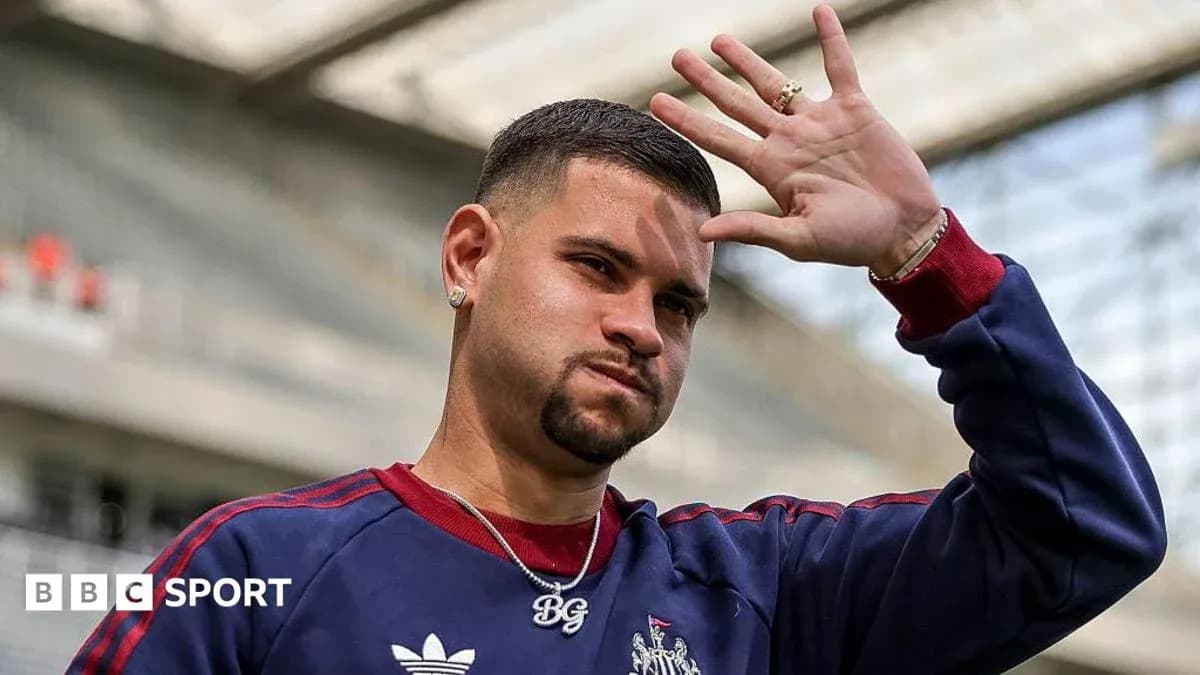 Jugador saludando en el estadio durante entrenamiento
