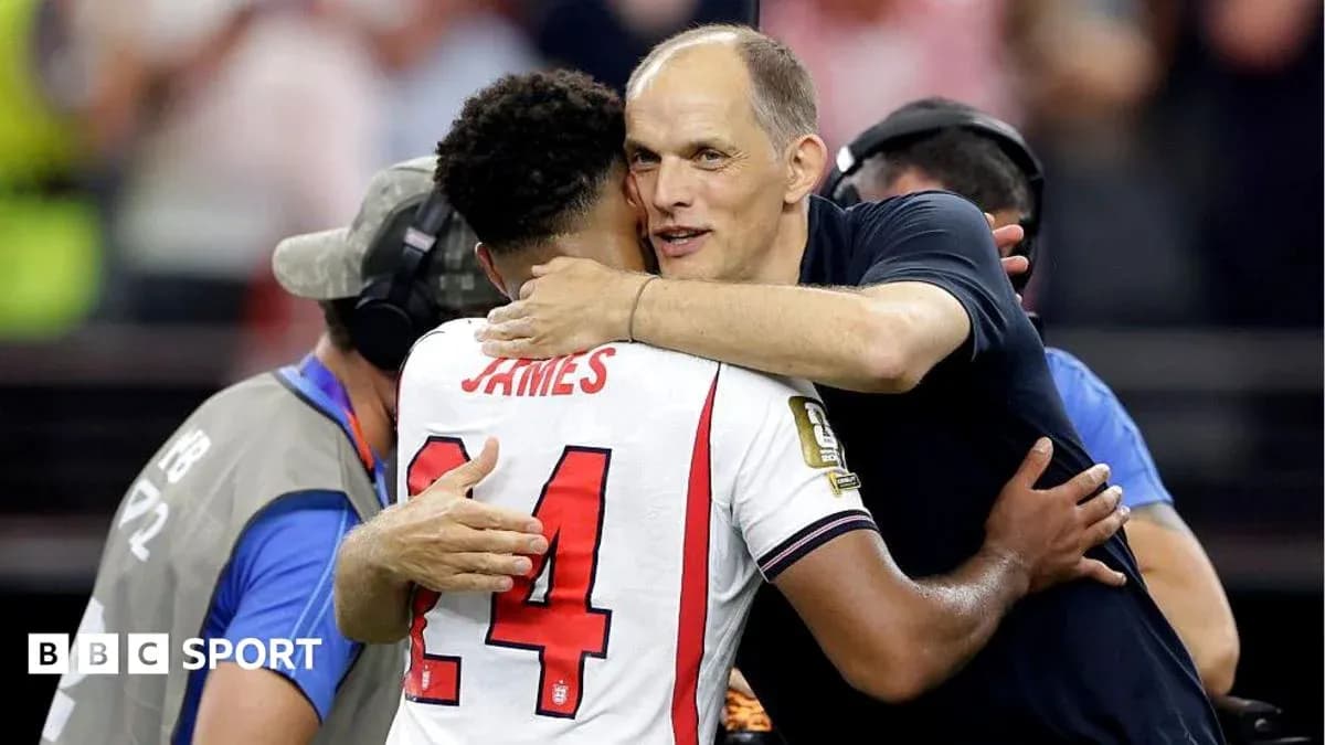 Jugadores abrazándose después del partido