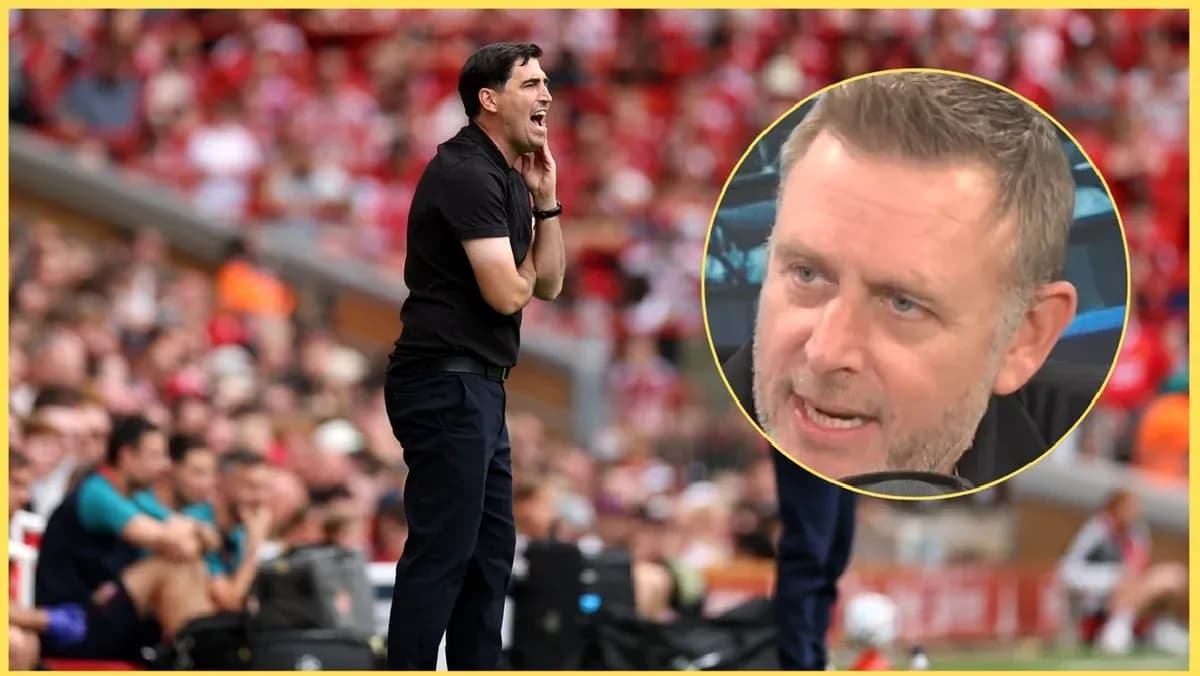Entrenador dirigiendo desde la línea de banda