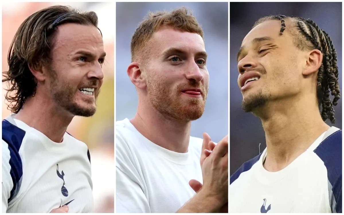 Tres jugadores de Tottenham en uniforme durante el partido