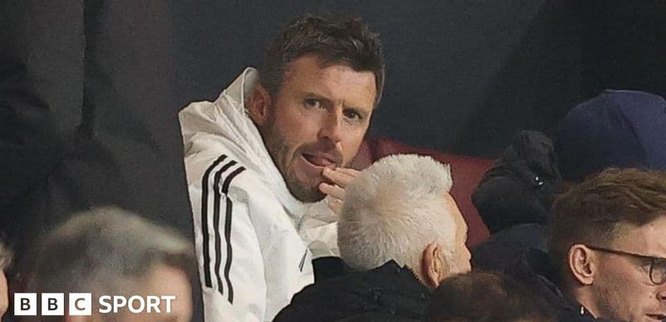Entrenador observando el partido desde la grada