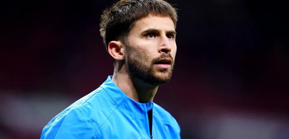 Jugador en uniforme azul antes del partido