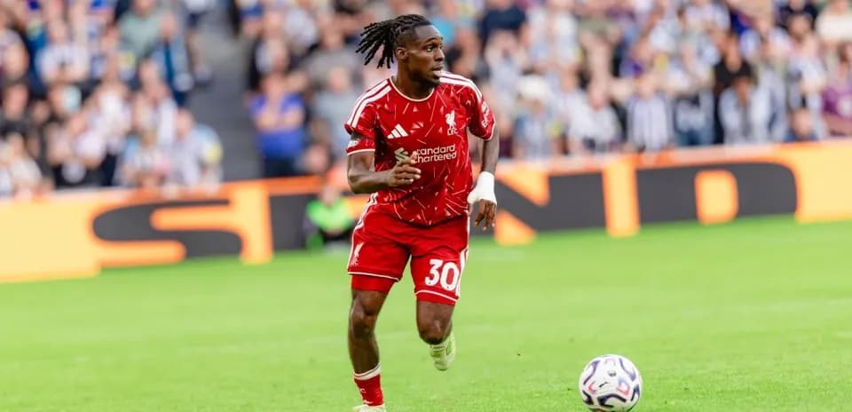 Jugador de Liverpool corriendo con balón en el campo