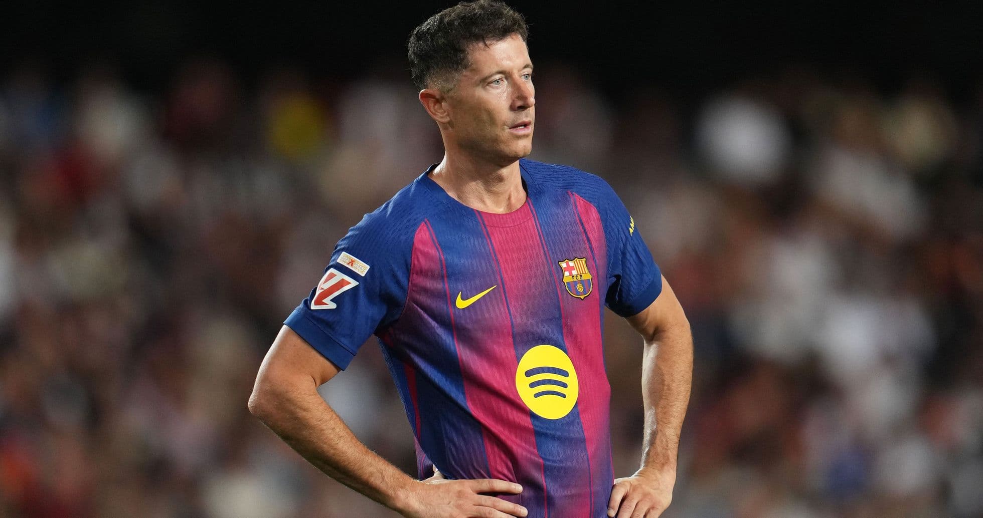 Jugador de Barcelona en el campo durante el partido