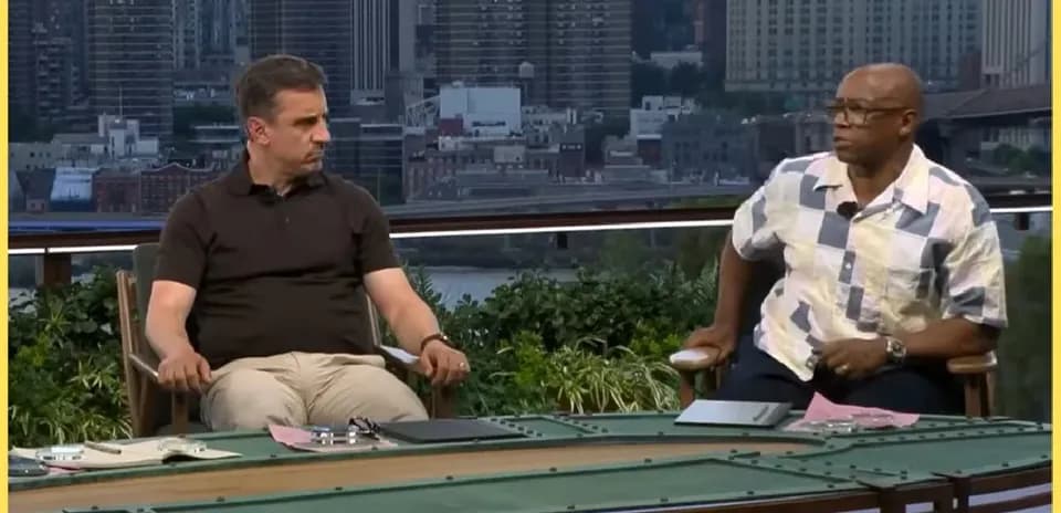 Dos comentaristas sentados en un set al aire libre