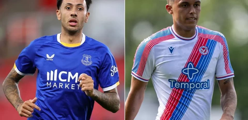 Jugadores de Everton y Crystal Palace en acción
