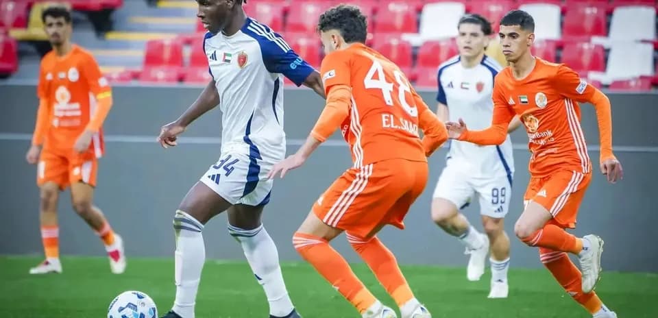 Jugadores de Shabab Al-Ahli y Bani Yas en el partido