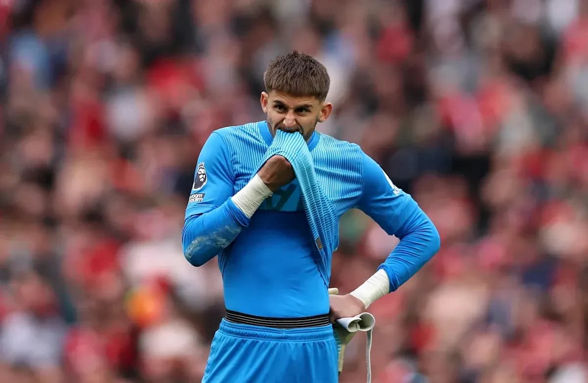 Portero sosteniendo su camiseta durante el partido