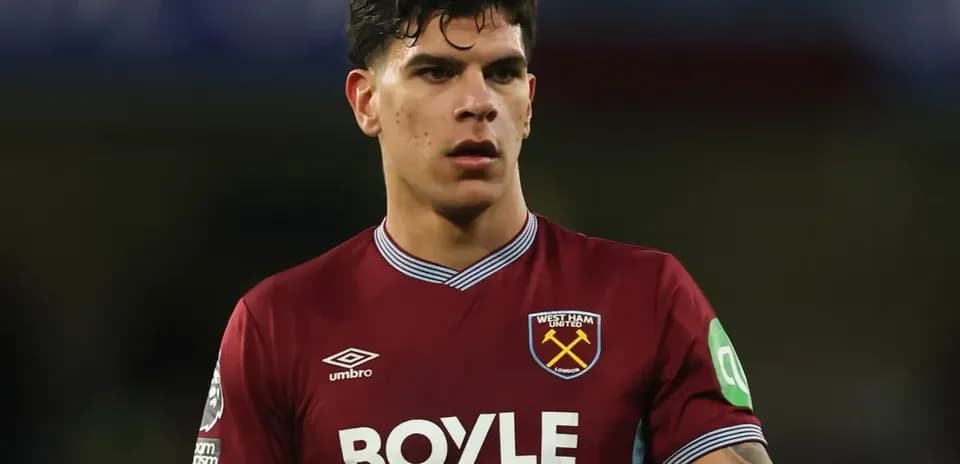 Jugador de West Ham en acción durante el partido