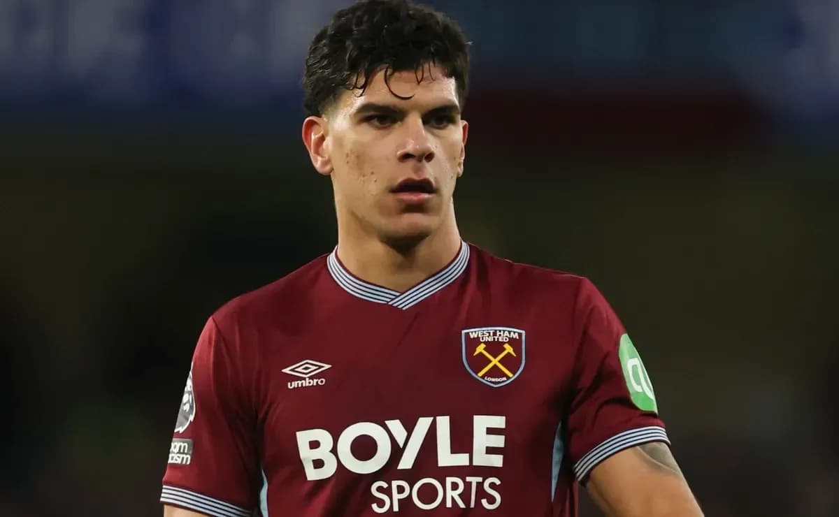 Jugador de West Ham en acción durante el partido