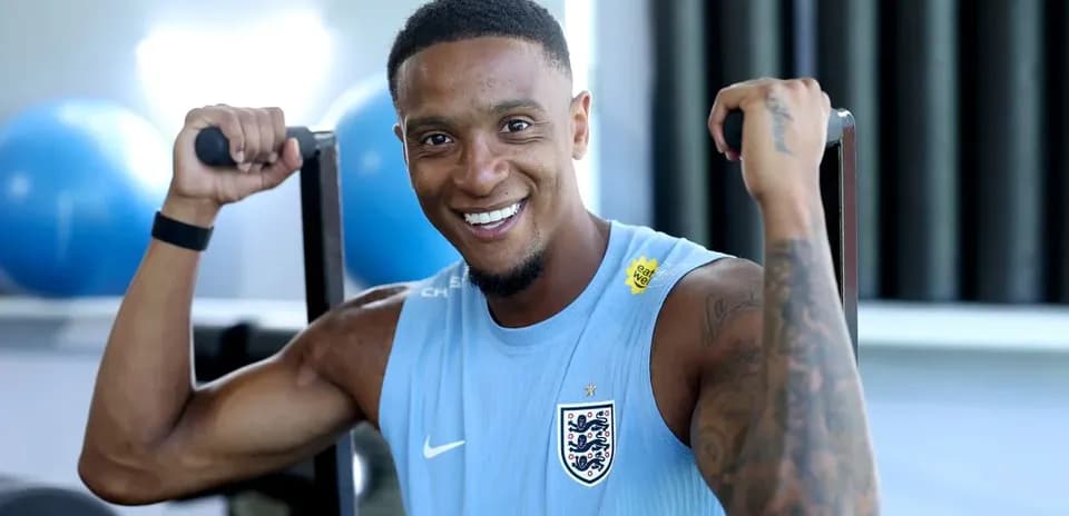 Jugador entrenando en gimnasio con equipo de resistencia