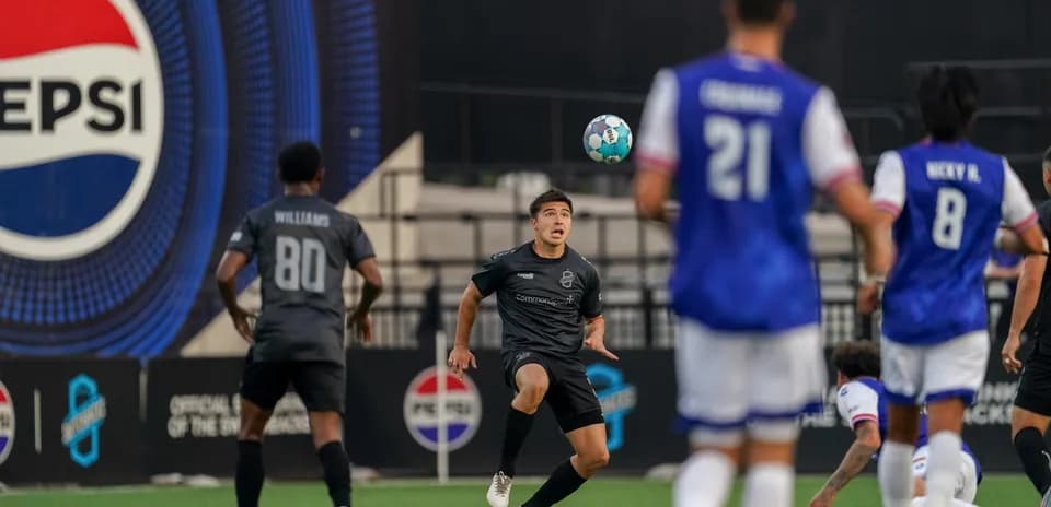 Jugador en acción durante el partido de fútbol