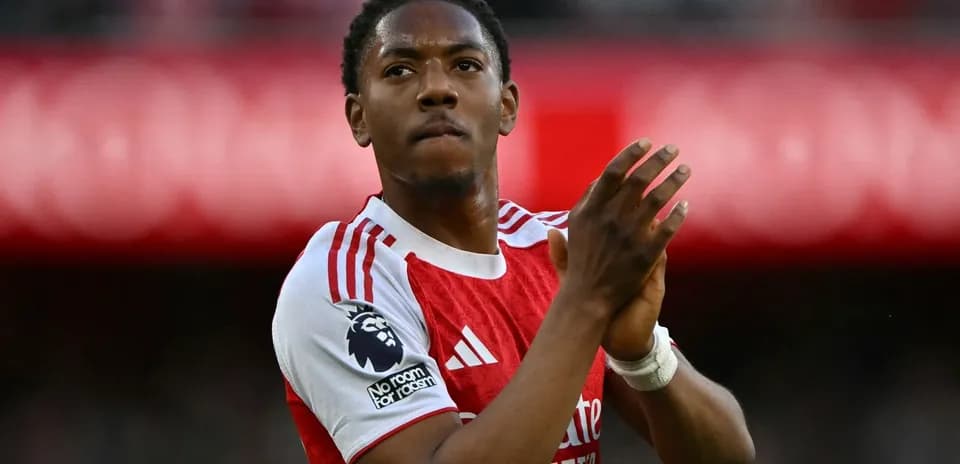 Jugador aplaudiendo en el estadio de Arsenal