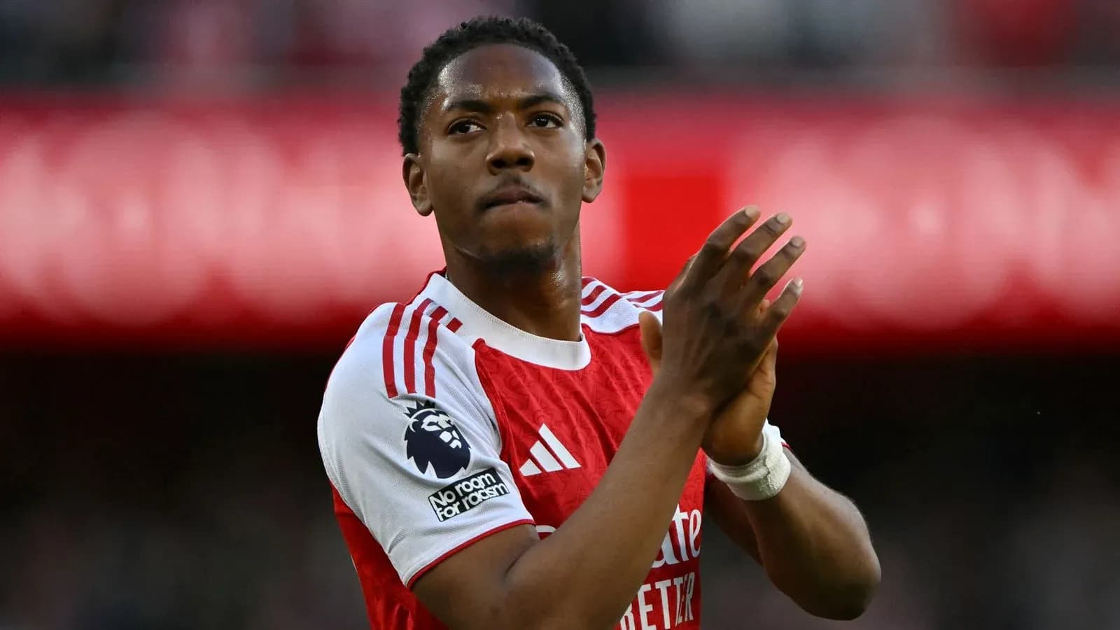 Jugador aplaudiendo en el estadio de Arsenal
