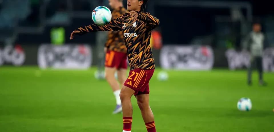 Jugador entrenando con balón en el campo
