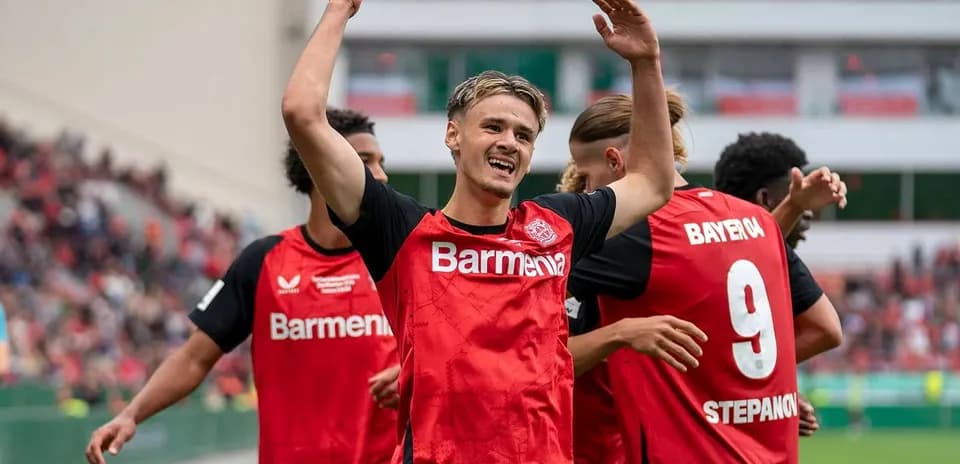 Jugador celebrando con compañeros después de un gol