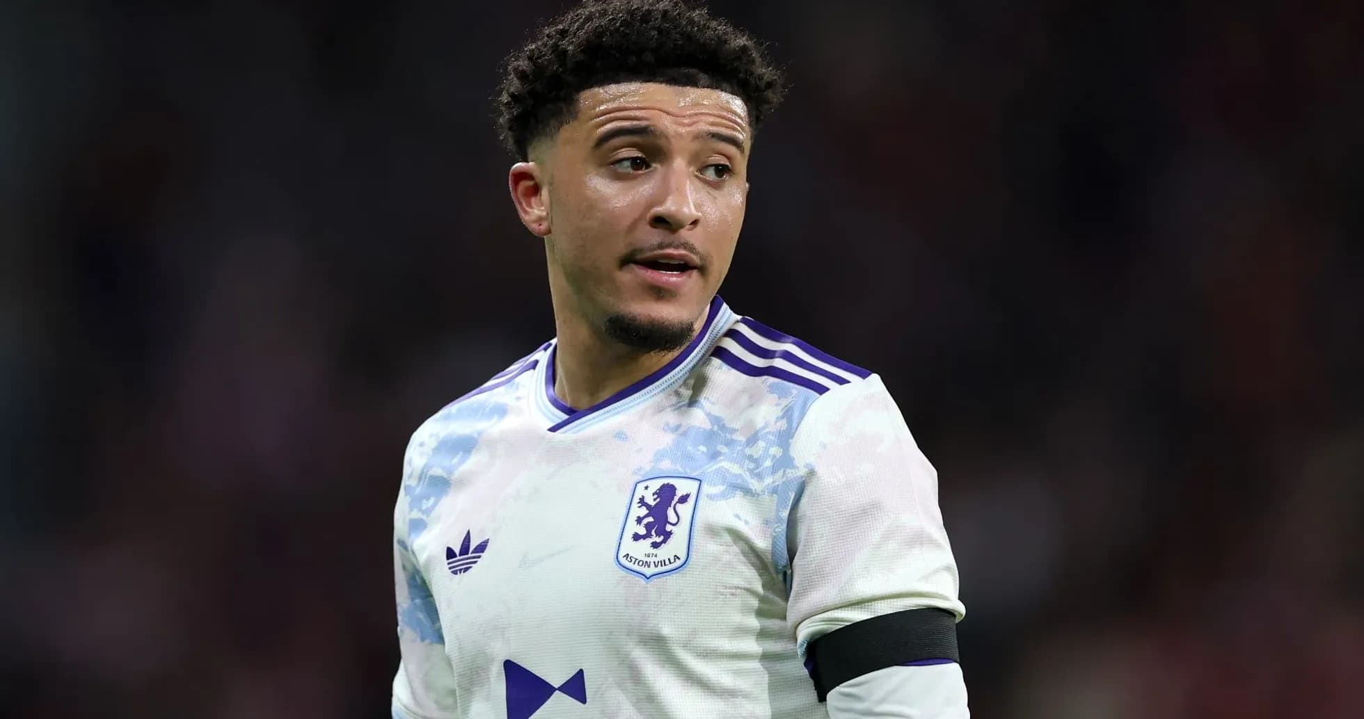 Jugador de Aston Villa durante un partido
