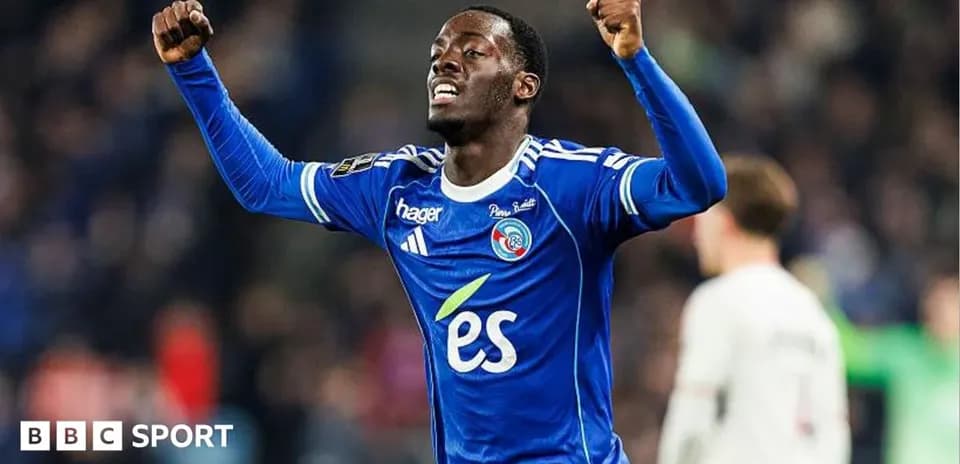 Jugador celebrando en uniforme azul durante partido