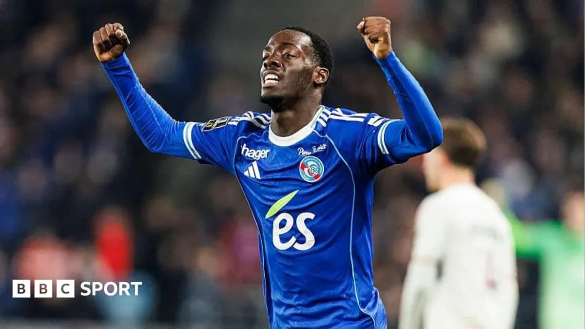 Jugador celebrando en uniforme azul durante partido