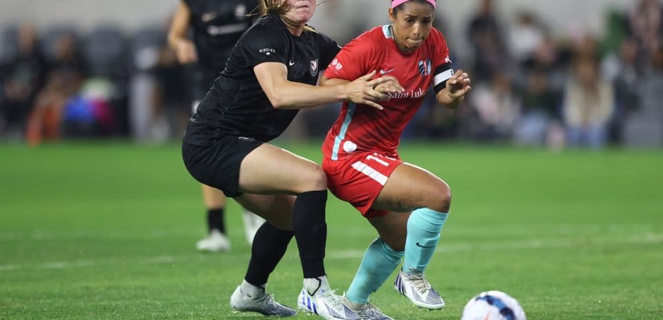 Dos jugadoras compitiendo por el balón en el partido