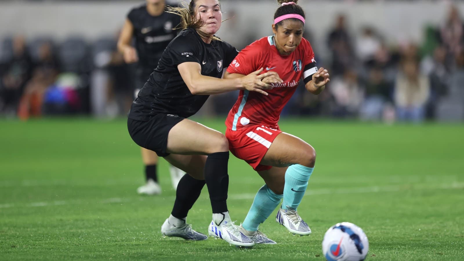 Dos jugadoras compitiendo por el balón en el partido