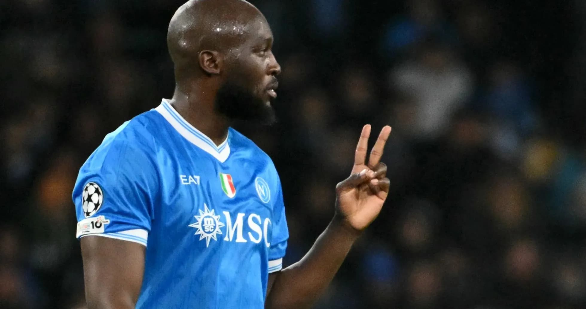 Jugador de Napoli haciendo señal de victoria en el campo