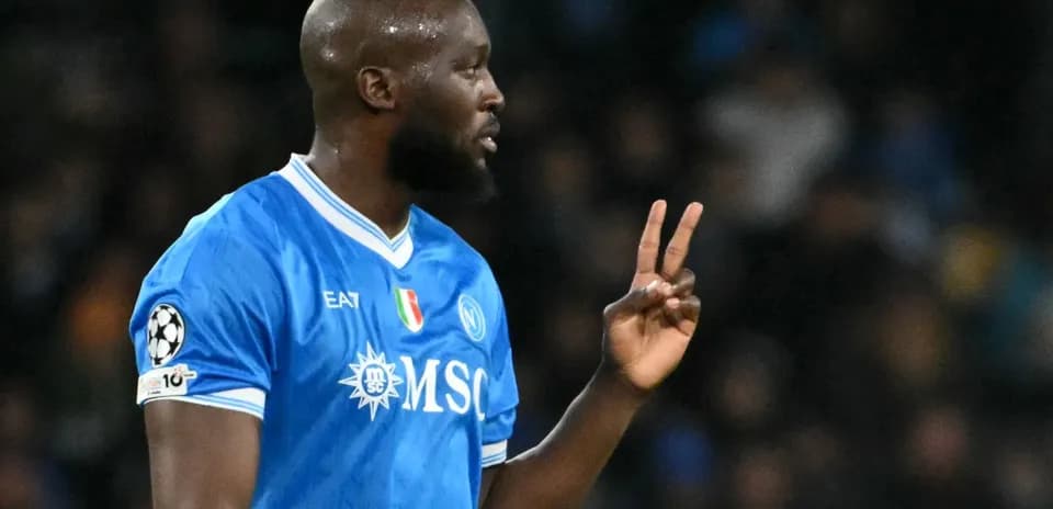 Jugador de Napoli haciendo señal de victoria en el campo