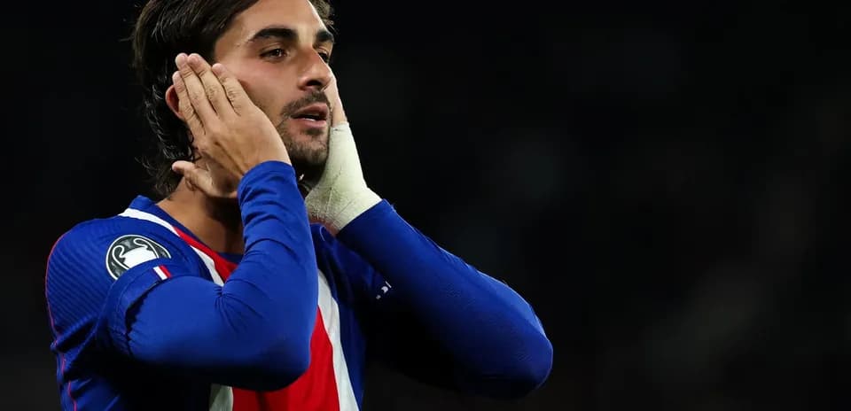 Jugador con camiseta de Francia tocándose la cabeza