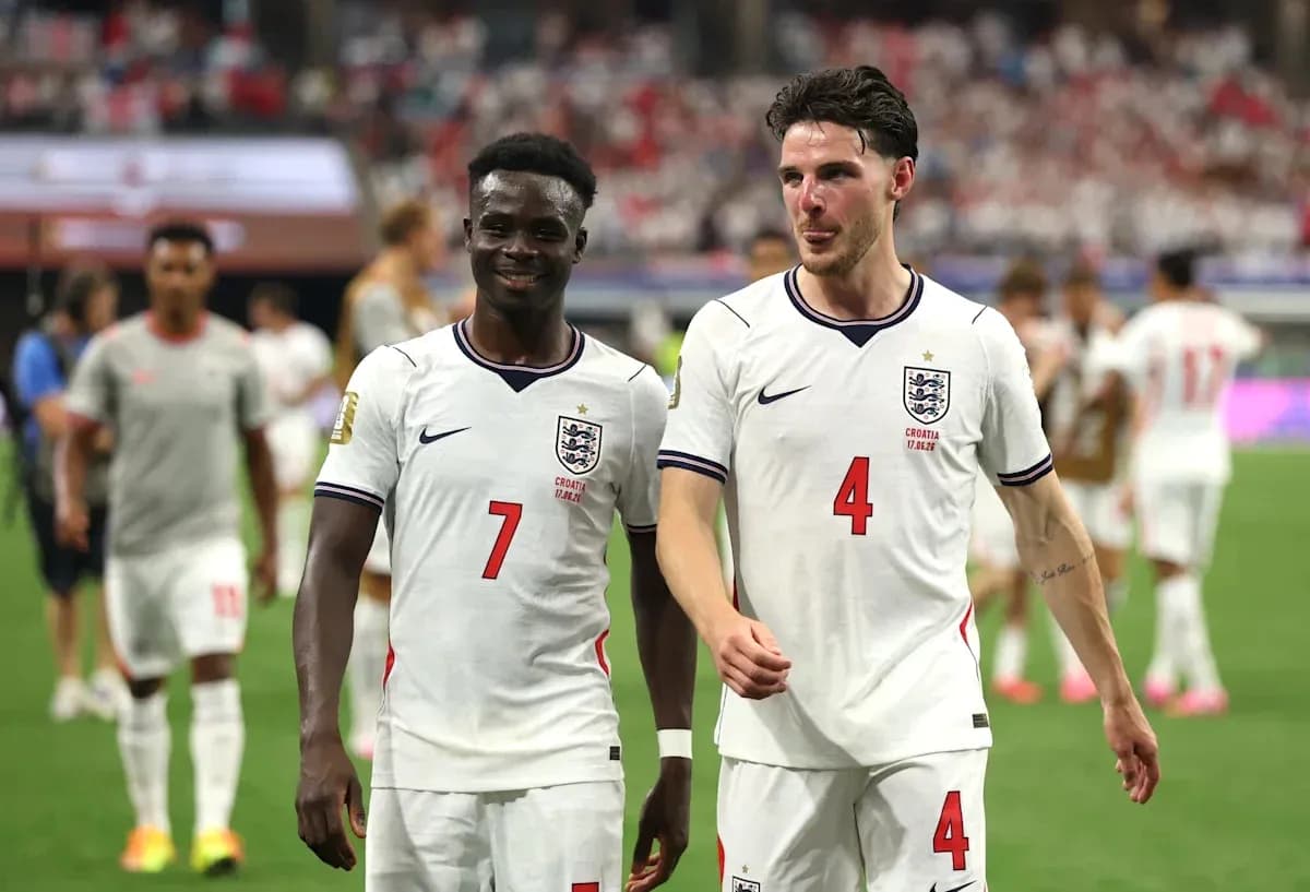 Jugadores de Inglaterra caminando tras el partido