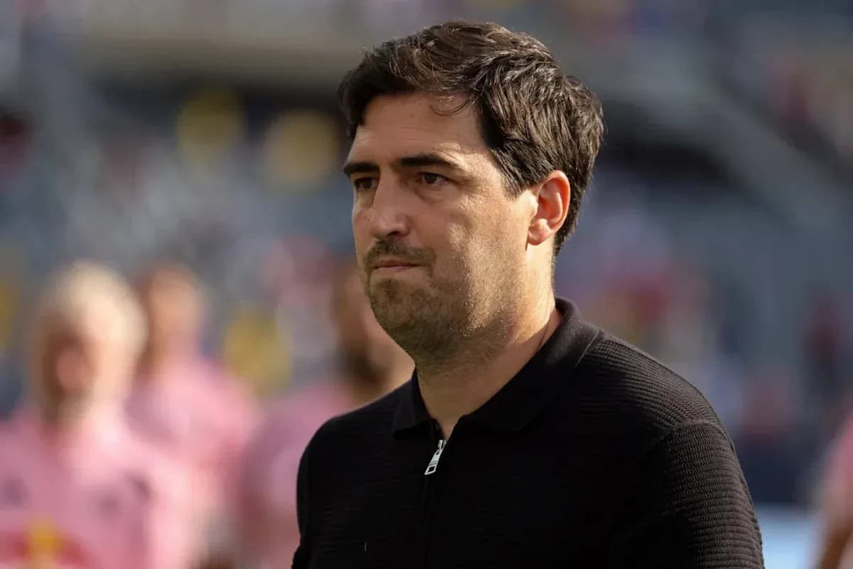 Entrenador observando el partido desde la línea lateral