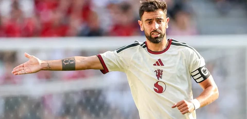 Jugador gesticulando durante un partido de fútbol