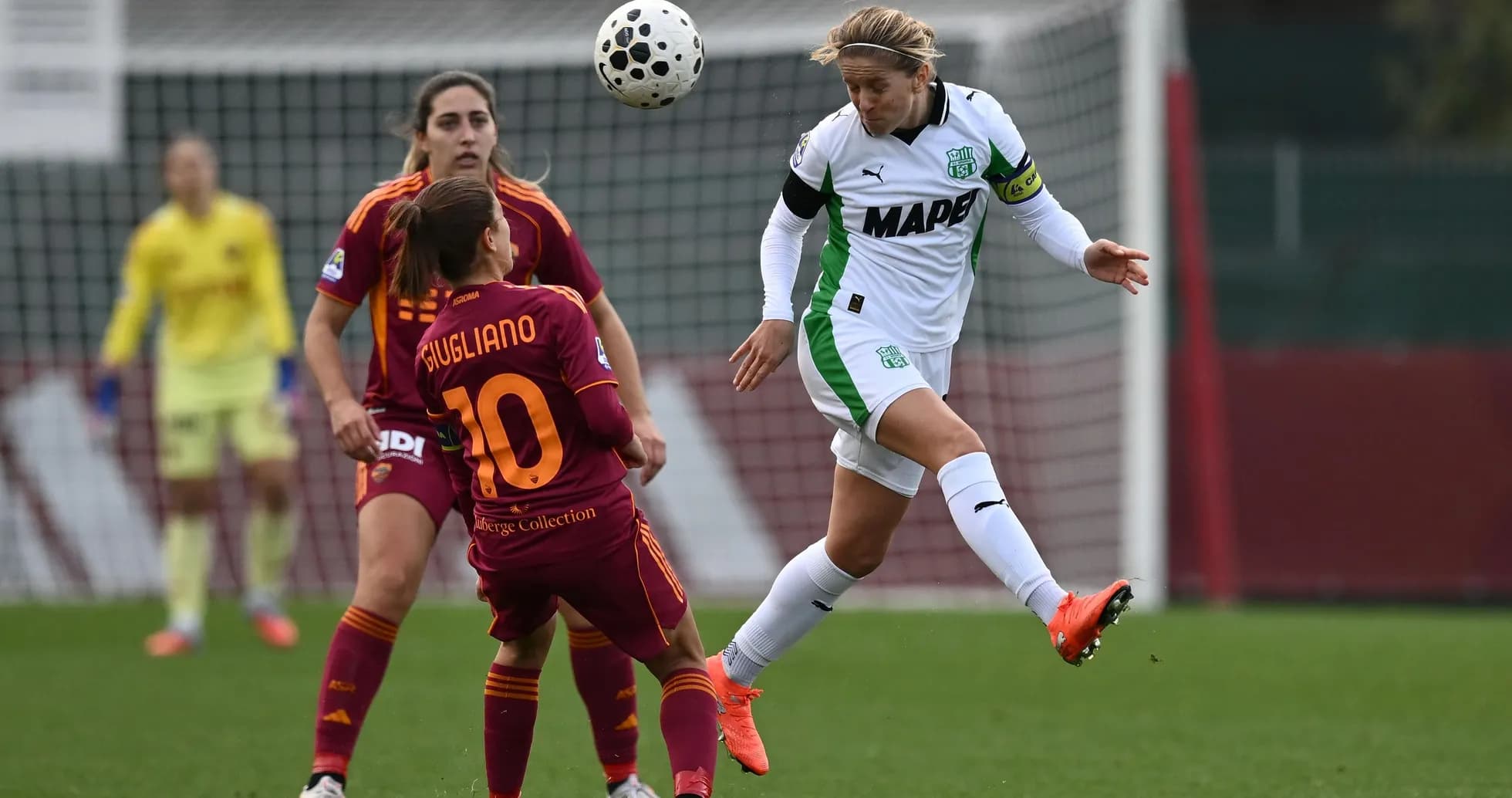 Jugadora de Sassuolo W en acción contra Roma W
