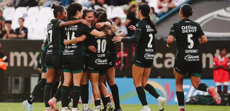 Jugadoras de Pachuca celebrando un gol
