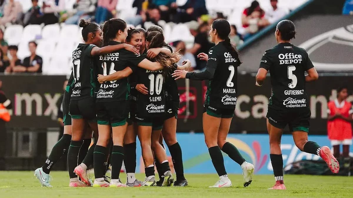 Jugadoras de Pachuca celebrando un gol