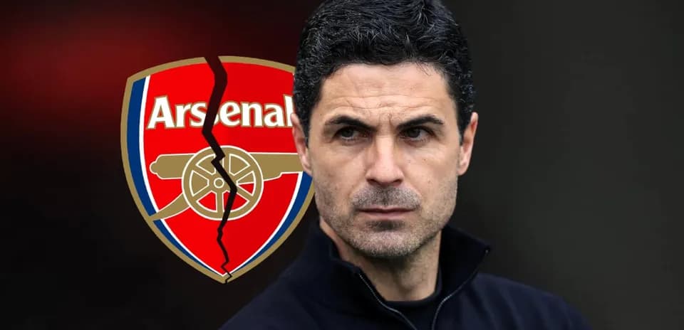 Entrenador de Arsenal frente al escudo del equipo