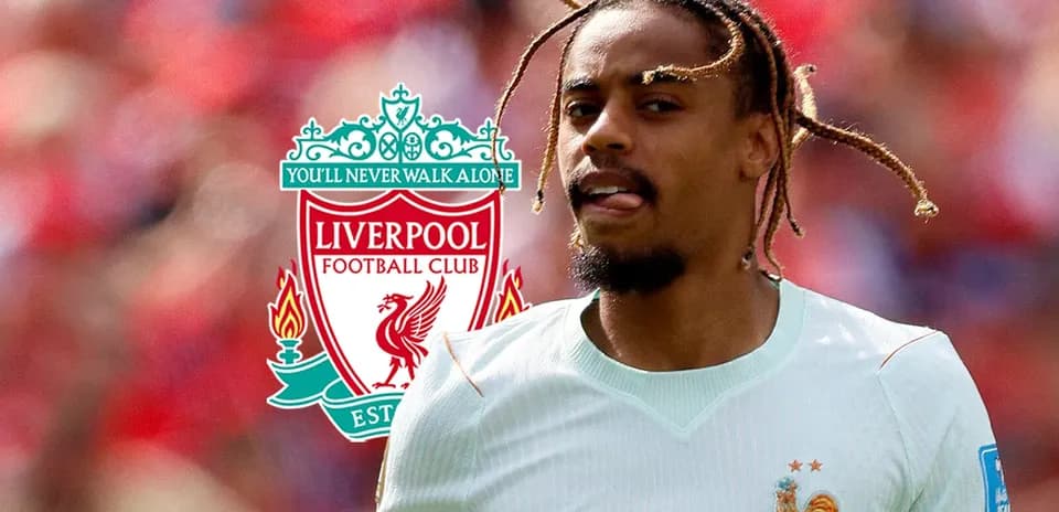 Jugador de fútbol con camiseta de Francia y logo de Liverpool